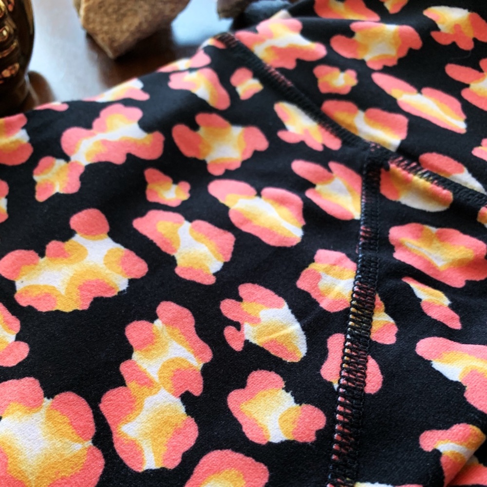 Betsey Johnson-NWT Black Design Exercise Leggings - Picture 5 of 5